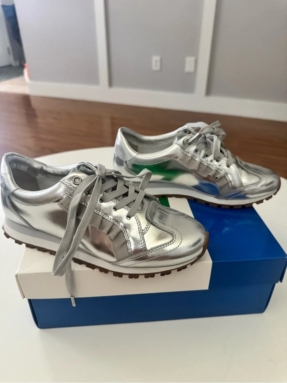 Tory Sport Ruffle Trainer Metallic Silver Sneakers – Size 6.5 – New in Box